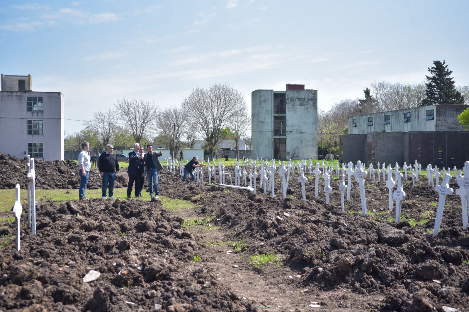 Alak inhumó más de 300 ataúdes abandonados en el cementerio de La Plata